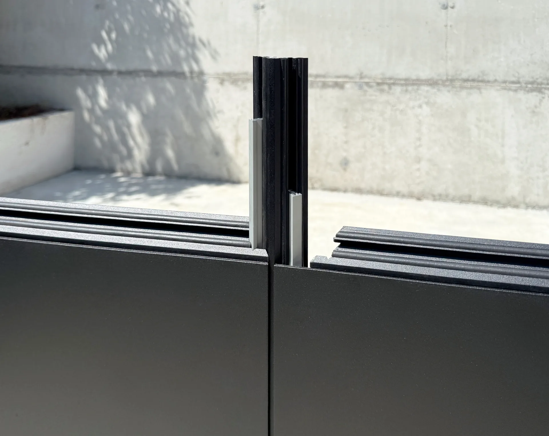Vlakke wandverbinding: twee RO. panelen in één lijn gekoppeld via het profielsysteem
