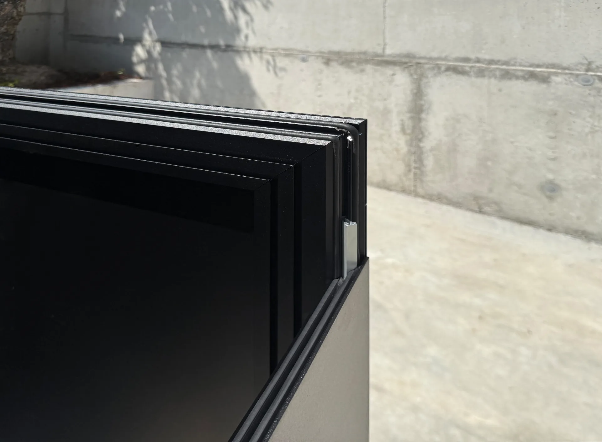 Hoekdetail van twee RO. panelen: naadloze 90° verbinding zonder zichtbare schroeven